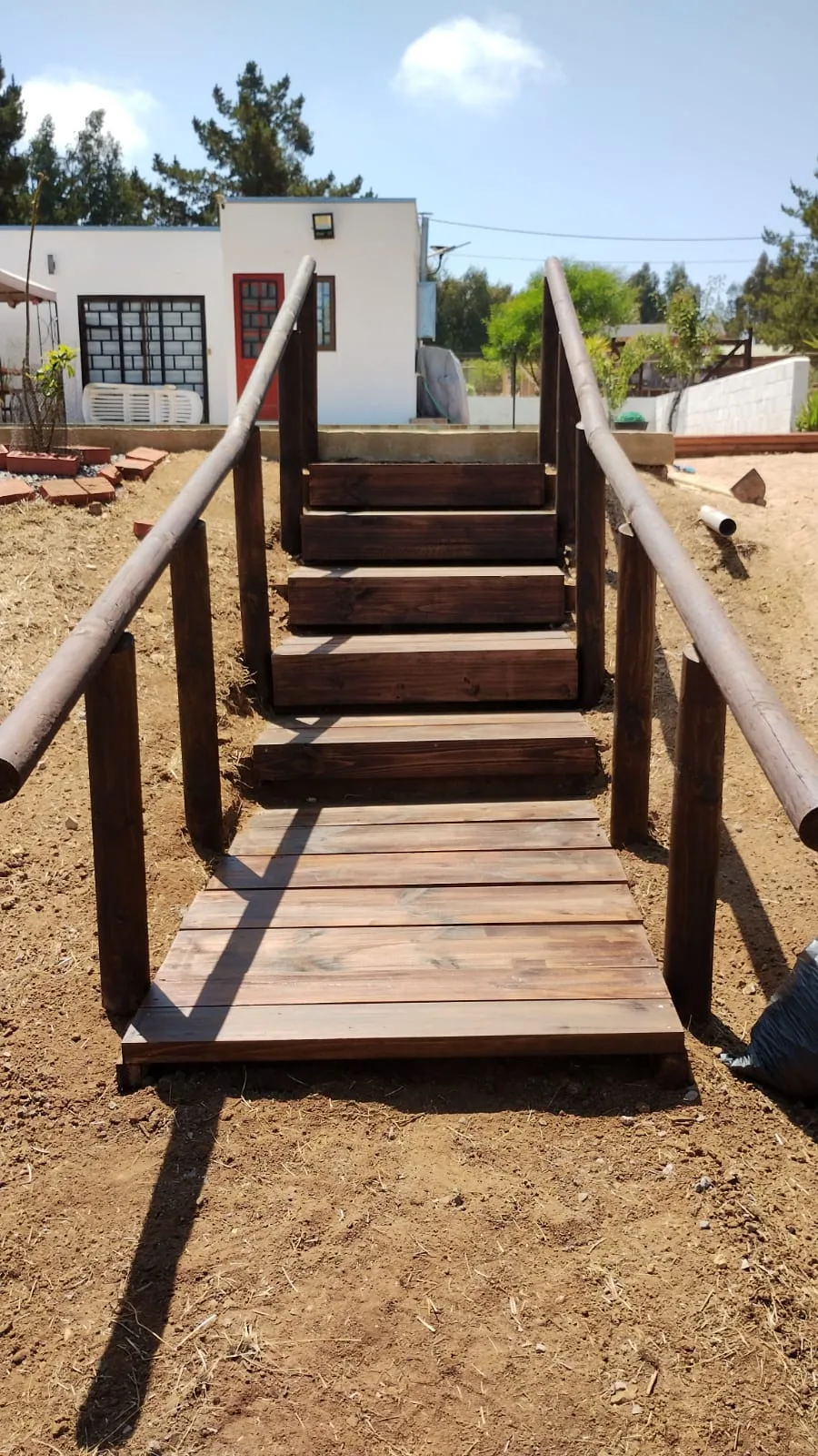 Escalera y pasarela de madera