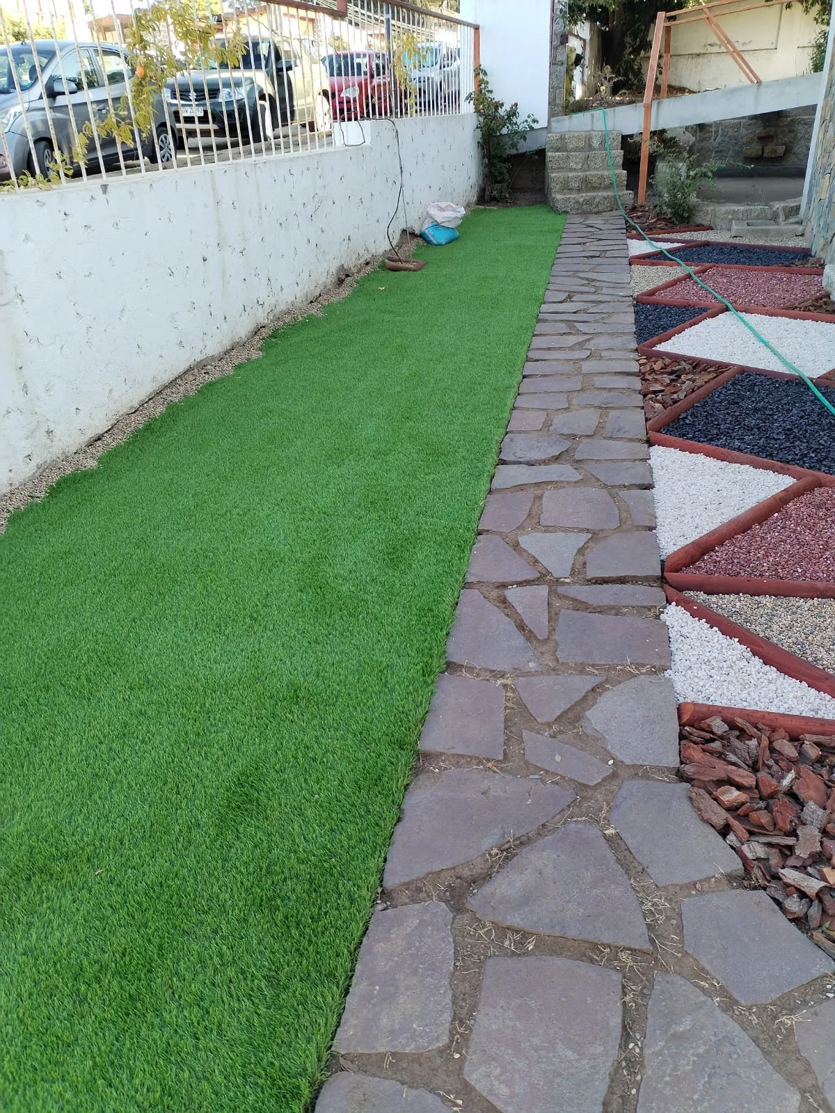 Pasto sintético en acceso lateral