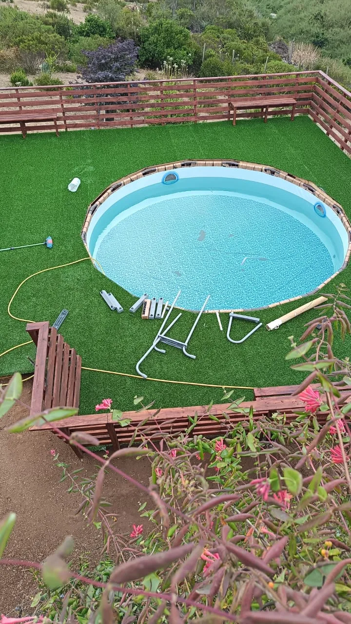 Pasto sintético junto a piscina