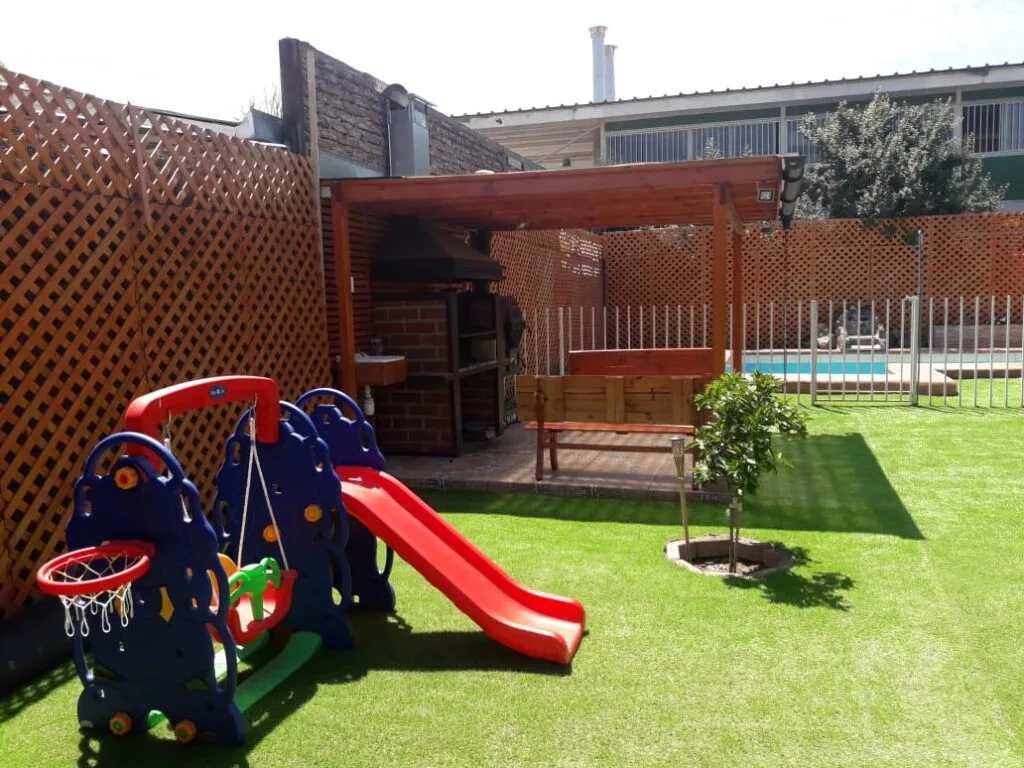 Zona recreativa con pasto sintético